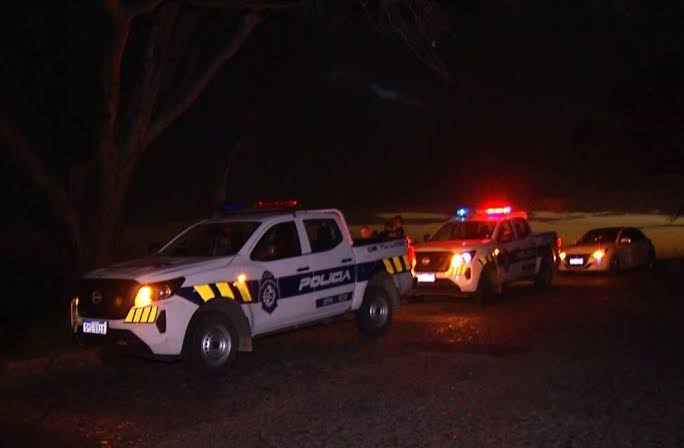 Una moto que habría circulado en contramano chocó de frente con una camioneta: dos heridos graves en CTI
