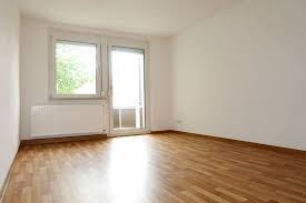 55 qm) verfügt über einen geräumigen wohnraum mit eßecke und küchenzeile, sowie zwei separaten schlafzimmern (doppelbett/zwei einzelbetten), dusche, wc und einem großen balkon. 3 Zimmer Wohnung Zu Vermieten Hohenkothener Str 44 06366 Kothen Kothen Anhalt Mapio Net