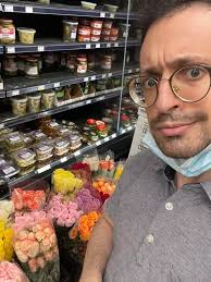 Erev Shabbos scene at Kosher Kingdom in Aventura. This beloved supermarket  is gearing up for a busy season. Let's do one of our walk around the store  with owner, Phil Einhorn. The