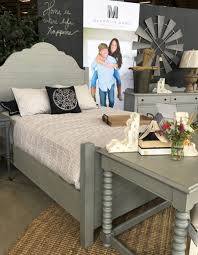 35 Stunning Magnolia Homes Bedroom Design Ideas For Comfortable Sleep 016 Idee Decoration Salon Idee De Decoration Deco Interieure
