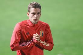 Mesut özil heeft laten weten te stoppen als voetballer voor het nationale team van duitsland. Niels Destadsbader Pingpongt Met Dennis Praet Na Mijn Overstap Van Italie Naar Leicester Dacht Ik Wel Waar Ben Ik Nu Beland Belgie Zwitserland 2 1 Hln Be