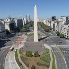 The obelisco stands tall in the center of buenos aires. El Obelisco Cumple 84 Anos