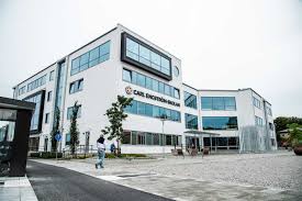 Vårt samhälle behöver människor som vågar tänka nytt, möta utmaningar, ta egna initiativ och utveckla ny kunskap. Pojke Som Foll Fran Skoltak Filmades Polisen Kritisk