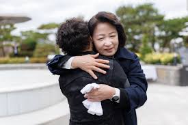 예산 삭감에 쪼그라든 순직 소방관 추모식···‘소방 빨대’ 사과한 추미애 “처우 개선 약속”