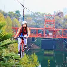 Loroventura Es Un Parque Ubicado Justo En El Corazon De Monterrey Dentro De Las Instalaciones Del Parque Fundidora Rodeado De Natur Parques Dinosaurios Aves