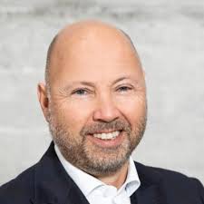 I have a new job and work now as a Senior Data Architect for Swiss Re.