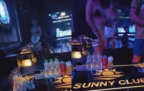 Quyết định nêu rõ ngày 30/4, công an tp phúc yên đã kiểm tra bar sunny và chỉ ra số lượng lao động trong cơ sở thực tế là 24 người, trong khi trên giấy tờ ghi là 5 người. W Ahbbcqflhjgm