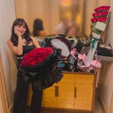 Kathryn Bernardo Official - He knows how much I love receiving flowers but  I didn't expect to be showered with so many bouquets waiting for me at my  hotel room. This guy