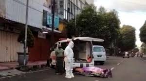 May 18, 2021 · unggahan rachell soal pesanan sate viral di media sosial. Viral Jenazah Pasien Covid 19 Diturunkan Ambulans Di Pinggir Jalan Polisi Bantah Ditelantarkan Tribun Jateng