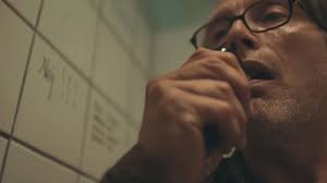I et glass til møter vi historielæreren martin (spilt av mads mikkelsen) og vennene hans. V5ixp7x2niijym