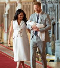 Vous avez besoin d'une jolie robe de baptême ou d'un costume de mariage pour bébé mais pas cher ! Bapteme D Archie Sa Robe De Bapteme A Une Histoire Pas Comme Les Autres