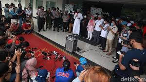 Ayahnya adalah penceramah agama yang mengharapakan anaknya menjadi seperti dirinya. O78n Yv9ot0q5m