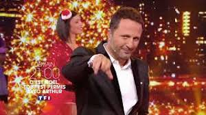 Osez, robes, talons, strass, paillettes, coiffes, accessoires de mode… l'objectif de la mode à noël c'est d'abord en mettre plein les mirettes, alors n'ayez pas peur. C Est Noel Tout Est Permis Avec Arthur Demain 21h 21 12 2017 Youtube