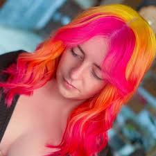 👋 I'm Jennah and I'm a mobile stylist, meaning I bring the salon to you so  that you can have your hair done professionally without even having to  leave home. For the