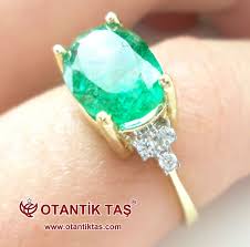 Emerald Kimyasal Olarak Berilyum Aluminyum Silikat Olarak Bilinen Ve Bir Altigen Kristal Yapiya Sahiptir Bu Tas Rengi Genellikle Yesil Taki Gumus Yuzuk Yuzuk
