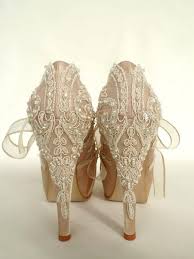 Sono inoltre il dettaglio giusto per chi ha scelto un abito da sposa molto semplice: Fa I Lavori Domestici Guida Interfaccia Scarpe Da Sposa In Pizzo Addetto Alle Pulizie Distinzione Semplice