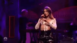 Dua lipa made her very first appearance on snl back in the height of new rules fever in 2018. Dua Lipa Snl Gif By Saturday Night Live Find Share On Giphy