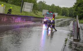 13 menschen wurden laut den einsatzkräften verletzt, fünf von ihnen schwer. Gewitter Sorgt Fur Mehrere Einsatze Der Feuerwehren In Oberosterreich Laumat At