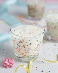 15 Bougies Diy Pour Illuminer La Deco De Votre Maison Shake My Blog Bougies Diy Comment Fabriquer Une Bougie Bougie Cupcake