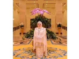 .yang dipertuan agong, apa lagi menurutnya beliau sepatutnya menghadap yang dipertuan agong semalam tetapi tertangguh apabila agong mendapat istana negara yang memaklumkan memang yang dipertua agong menyatakan kesediaan untuk menerima menghadap anwar ibrahim dan isteri. Raja Permaisuri Agong Sambut Ulang Tahun Kelahiran Hari Ini