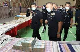 Jabatan siasatan jenayah narkotik (jsjn) mendapat maklumat susulan penemuan 1,115 ketul heroin base anggaran 446(kg) dan 412 (kg) syabu bernilai rm 130 juta daripada pihak berkuasa thailand yang ditinggalkan dalam hutan berhampiran pintu sempadan negara. Jabatan Siasatan Jenayah Narkotik Polis Johor Rampas Dadah 201 8 Juta Ringgit Malaysia Manca Negara