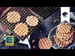Wenn Sie Den Teig Entsprechend Wurzen Dann Passen Frische Waffeln Auch Wunderbar In Die Adventszeit Probieren Sie Knusprige Waffeln Zimtwaffeln Zimt Waffeln