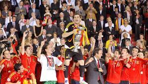 Éxtasis con los campeones decenas de miles de personas disfrutaron en madrid con la selección española, que ofreció el título de campeona de europa a una afición enloquecida, que se quitó. Los 3 Campeones De La Euro 2008 Repasan El Gol Que Dio El Titulo Una Decada Despues 90min