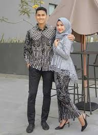 Abu abu baju couple kondangan kekinian : 20 Inspirasi Baju Couple Muslim Yang Serasi Abis Hai Gadis