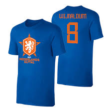 Je ziet nooit heel vaal verschil maar het nieuwste shirt heeft een patroon zoals onderstaand shirt. Netherlands Eu2020 Het Nederlands Elftal T Shirt Wijnaldum Blue