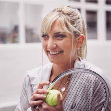 Zij begon haar loopbaan in 1999. Timea Bacsinszky Hangt Ihr Racket An Den Nagel