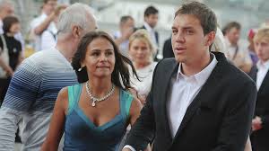 Born 22 august 1988) is a russian professional footballer who plays as a striker for fc zenit saint. V Tihom Omute Chto Skryvaet Supruga Futbolista Artema Dzyuby Sport Ria Novosti 14 11 2020