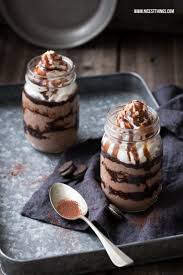 Ovomaltine Mousse Ein Ovomaltine Rezept Mit Schokosauce Und Sahne Nicest Things Ovomaltine Rezepte Schokosauce Coole Desserts