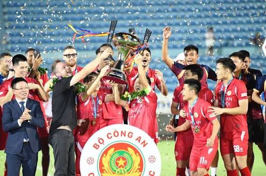 Hanoi Police team wins the National Super Cup for the first time in a  dramatic victory over Nam Dinh.
