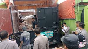 Check spelling or type a new query. Mobil Bergetar Digas Tidak Berjalan Sopir Pengangkut Semen Panik Terjerembab Di Jembatan Mesuji Oki Tribun Lampung