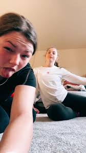 Lizzie Lyons (@peachy_lizzie_x)