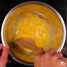 Battre en crème le beurre aux batteurs électriques, à basse vitesse. Creme Au Beurre Recette De Creme Au Beurre Marmiton