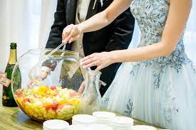 フルーツポンチメイキング ゲストの皆様にフルーツを入れて頂き 会場みんなで作り上げる そして新郎新婦が仕上げを行い出来上がり その後みんなでいただきます 結婚式 アイテム 結婚式 アイデア フルーツ