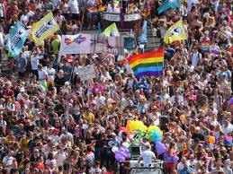 Někdo zapálil během prague pride duhovou vlajku a do lidí střílel z mostu rachejtle. Prague Pride 2019 To Commemorate The 50th Anniversary Of The Stonewall Riots Prague Czech Republic