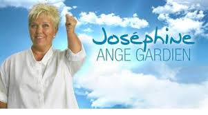 Joséphine apparaît au seuil d'un château. Replay Josephine Ange Gardien Du 18 05 2019 Josephine Ange Gardien Le Secret Des Templiers