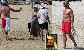 Sam burgess is at the centre of a rabbitohs sexting scandal, with a woman alleging multiple players exposed themselves to her. Sam Burgess Will Quit The Nrl Over A Serious Shoulder Injury Daily Mail Online