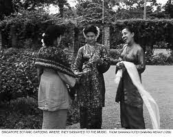 Beliau juga bertindak sebagai penolong pengarah dan dibantu oleh hussain haniff. Bawang Puteh Bawang Merah Garlic And Shallots 1959 Singapore Film Locations Archive