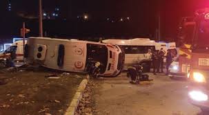 Cicegi Burnunda Anneyi Tasiyan Ambulans Personel Servisiyle Carpisip Devrildi 14 Yarali 2020 Ambulans Yerler