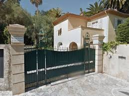 Vente villa st jean cap ferrat villa provençale + 2 appartements très belle maison de centre ville, bien située. Une Villa A Plus De 300 M Dans La Dot Du Mariage Campari Grand Marnier
