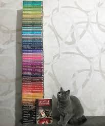 Iyi Aksamlar Bu Ay Kitabimiz Iskemlede Bes Ceset Ayrica Victoriamizin Ve Tum Kedilerin Gunu Kutlu Olsun Guzel Gecsin Aksamimiz Kitap Kedi Instagram