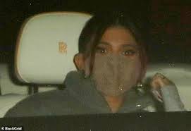 Kylie Jenner mặc đồ ấm áp đi mua sắm lúc tối muộn