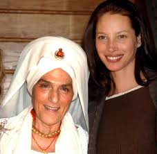 Maybe you would like to learn more about one of these? Gurmukh Kaur Unterrichtet Die Kundalini Tradition Des Yogas Welt