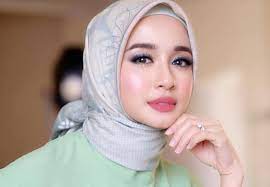 Laudya cynthia bella berbagi tutorial model hijab favoritnya. Hijab Alyssa Hingga Laudya Cynthia Bella Yang Mempesona Cek Ricek