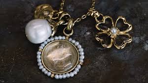 Ce Collier Porte Bonheur Est Le Bijou Parfait A Offrir A La Fete Des Meres En 2020 Porte Bonheur Bijoux Collier