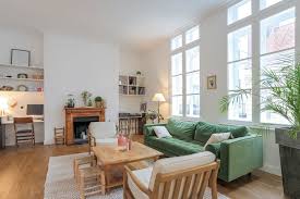 Appartement Lille En Duplex Pour Une Famille Avec Cuisine Ouverte Et Patio Decoration Salon Parquet Fenetres A Battants Maison Style