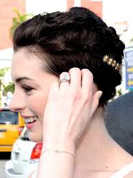 Too short to wear up, not long enough to wear down, it can be quite the bridal conundrum. Short Hair Wedding Styles
